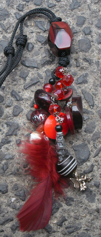 Collier-sculpture rouge à la plume cdemontardy
